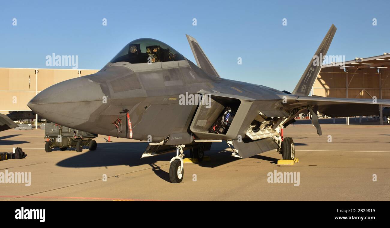 Une armée de l'air F-22 Raptor fighter jet sur une piste à la base aérienne Davis-Monthan Air Force Base. Ce F-22 appartient à Langley Air Force Base. Banque D'Images