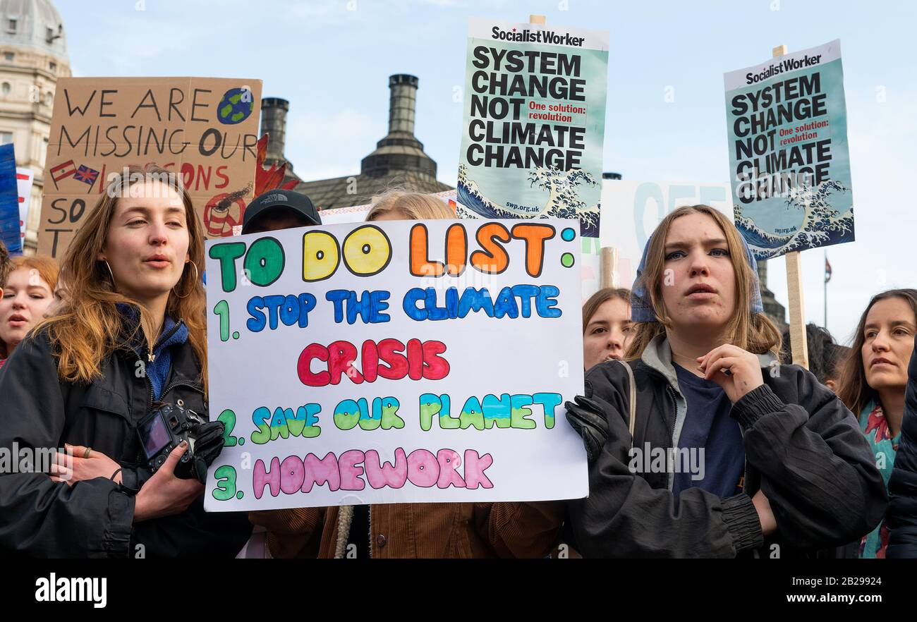 Des militants étudiants avec des bannières à la manifestation de la grève des jeunes Pour le climat, Londres, pour protester contre le manque d'action du gouvernement sur le changement climatique. Banque D'Images