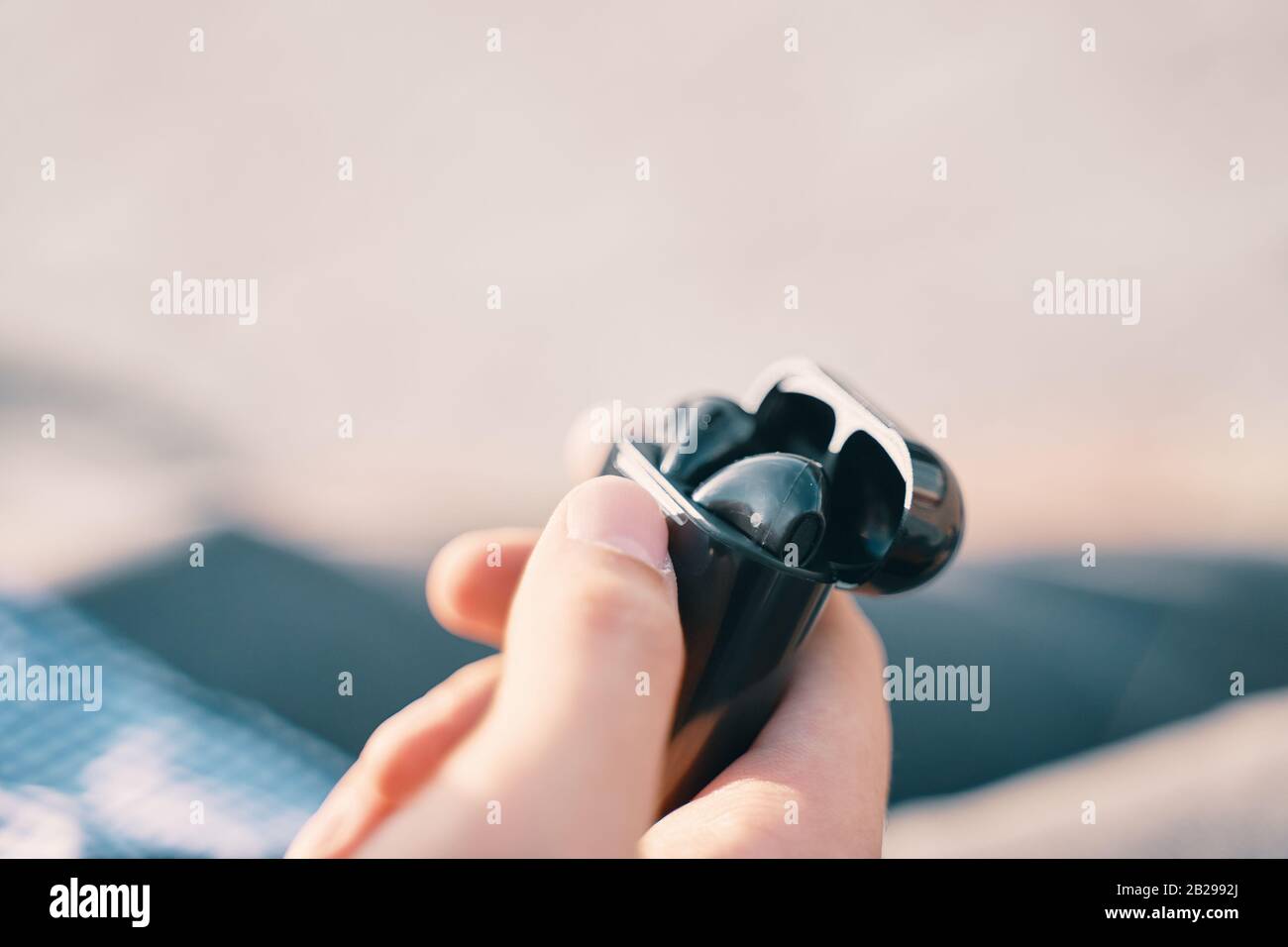 Bichkek, Kirghizistan - le 10 octobre 2019 : un noir airpods d'apple Banque D'Images
