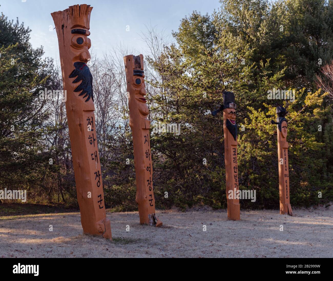 Vienne, Virginie, États-Unis -- 1er Mars 2020. Des totems coréens traditionnels sont exposés dans les jardins botaniques de Meadowlark. Banque D'Images