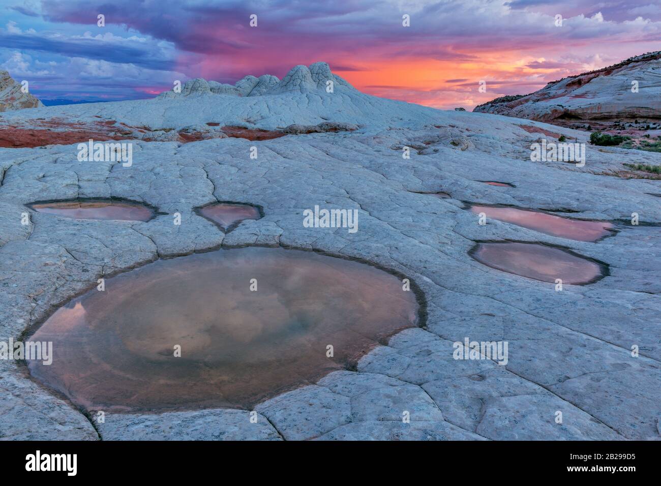 Lever Du Soleil, Réflexions, Falaises De Sandstone, Monument National De Vermillion Cliffs, Plateau De La Paria, Arizona Banque D'Images