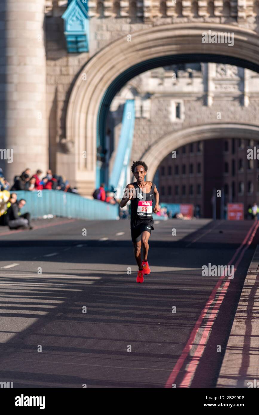Omar Ahmed se pilote dans le Vitality Big Half marathon traversant Tower Bridge, Londres, Royaume-Uni. Le coureur de club Birchfield Harriers a terminé septième Banque D'Images