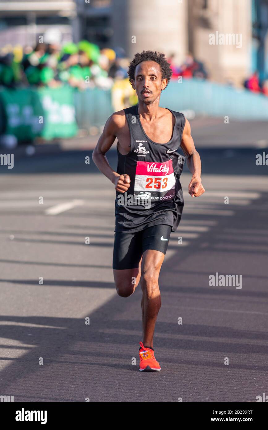 Omar Ahmed se pilote dans le Vitality Big Half marathon traversant Tower Bridge, Londres, Royaume-Uni. Le coureur de club Birchfield Harriers a terminé septième Banque D'Images