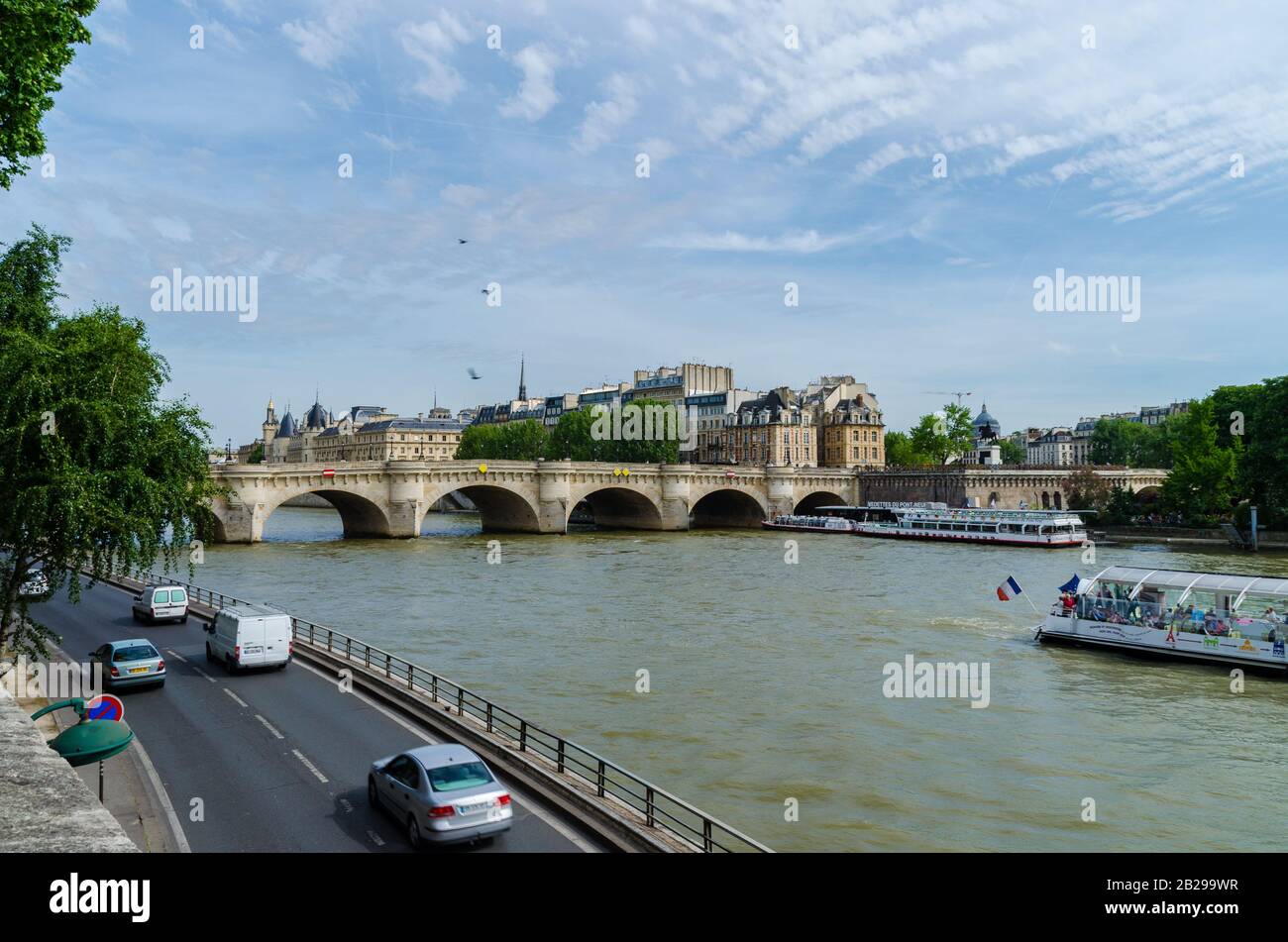 Seine en journée ensoleillée à Paris France Banque D'Images