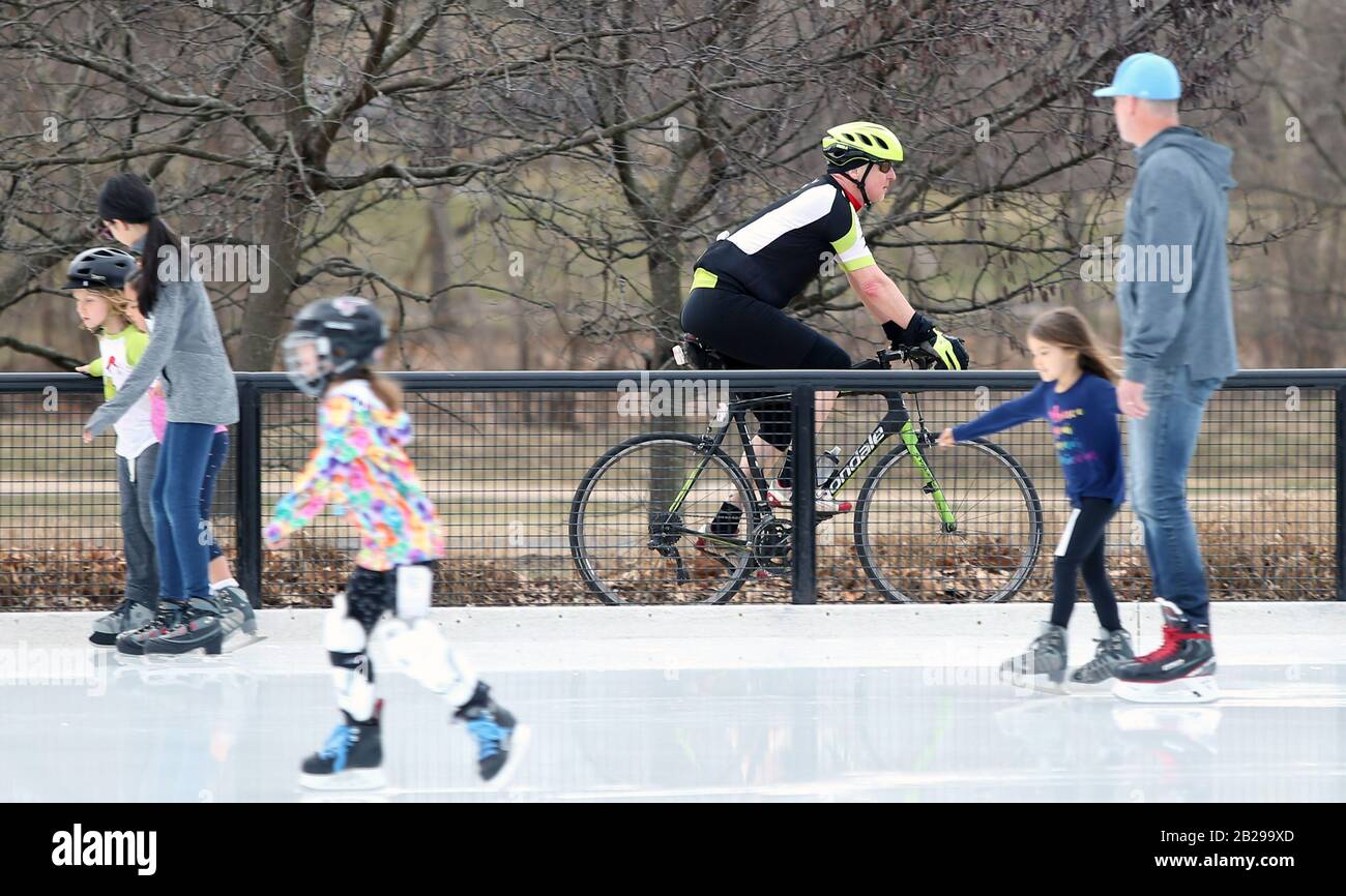 Saint-Louis, 1er Mars 2020. Les enfants patinent à Steinberg Ice Rink le dernier jour de fonctionnement de l'année, tandis que d'autres courent et pétale leurs vélos le dimanche 1er mars 2020. Les températures ont atteint 68 degrés le jour, environ vingt degrés au-dessus de la normale. Photo de Bill Greenblatt/UPI crédit: UPI/Alay Live News Banque D'Images