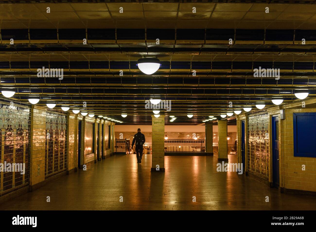 Vue intérieure de l'homme traverser le tunnel passager à la station de métro Klosterstrasse à Berlin, en Allemagne. Banque D'Images
