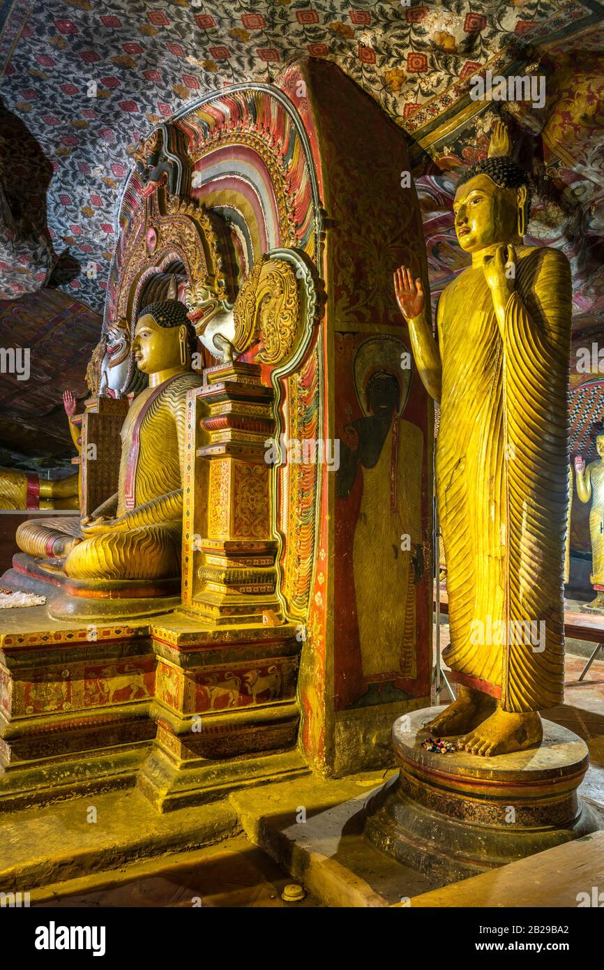 Le plus impressionnant de Sri Lanka's Cave temples, sanctuaires cinq richement décorées de 'Dambulla Rock et temples de caverne" s'asseoir sous un énorme éperon outcro Banque D'Images