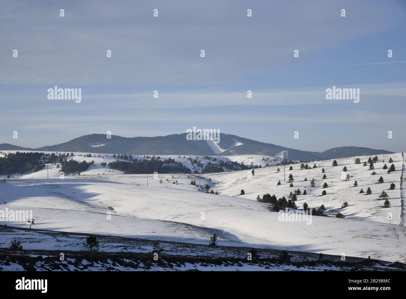 Image large d'un paysage idilique d'hiver avec le lever du soleil sur le sommet de Tornik sur la montagne de Zlatibor comme l'une des pistes de ski les plus populaires dans le centre de la Serbie Banque D'Images