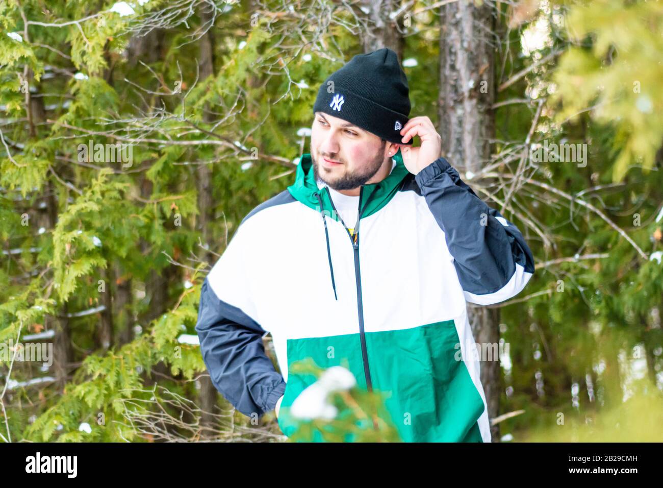 Pull à capuche et chemise à motif masculin Banque D'Images
