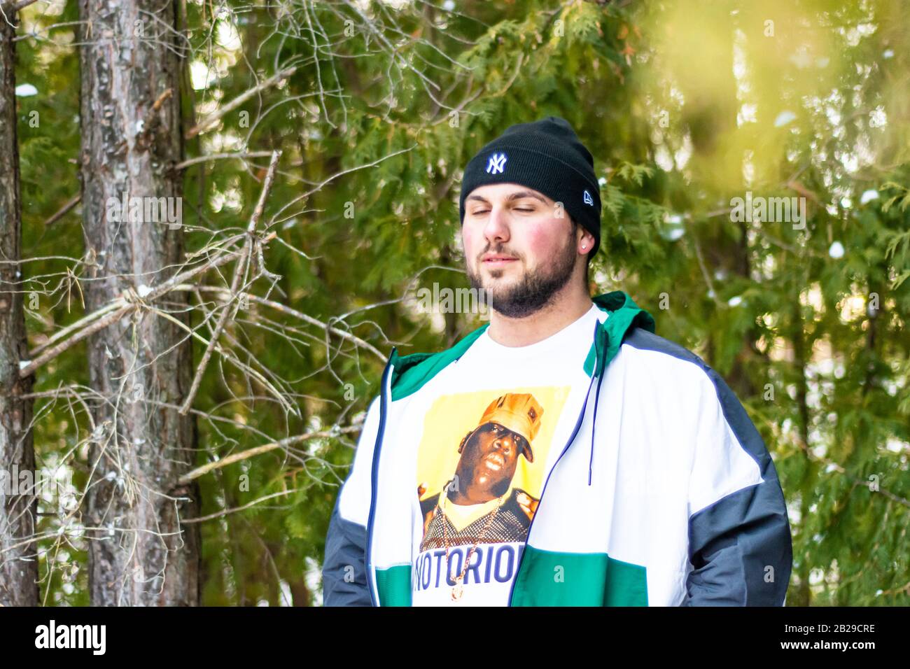 Pull à capuche et chemise à motif masculin Banque D'Images