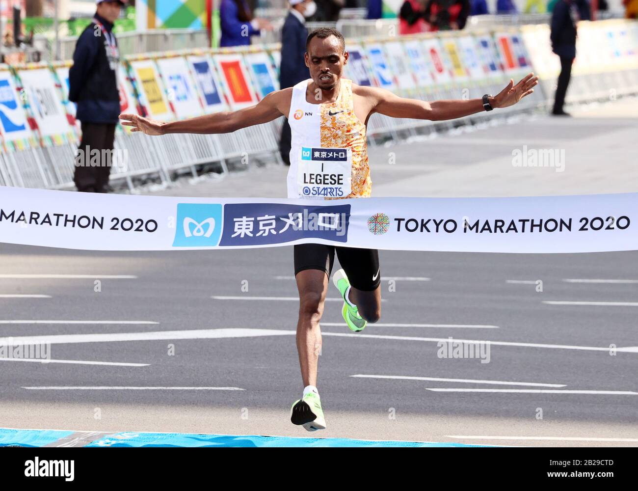 Tokyo, Japon. 1 mars 2020. Le Birhanu Legese d'Ethiopie traverse la ligne d'arrivée du Marathon de Tokyo à Tokyo le dimanche 1er mars 2020. Legese a remporté la course pour la deuxième année consécutive avec une durée de 2 heures 4 minutes 15 secondes. Crédit: Yoshio Tsunoda/Aflo/Alay Live News Banque D'Images