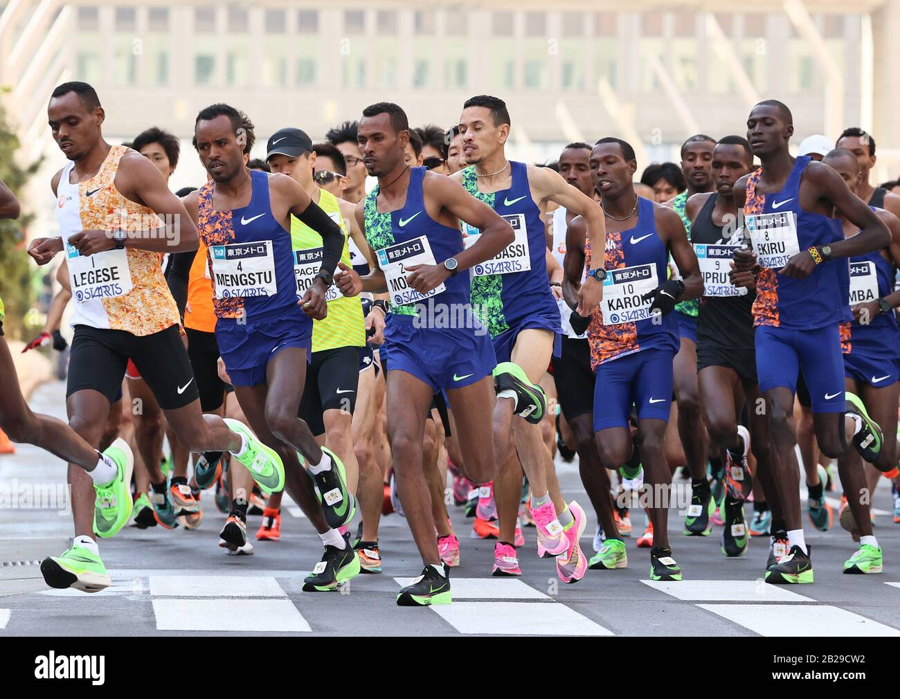 Tokyo, Japon. 1 mars 2020. Le Birhanu Legese (L) d'Ethiopie dirige un pack de coureurs alors qu'ils quittent l'hôtel de ville de Tokyo pour le marathon de Tokyo le dimanche 1er mars 2020. Legese a remporté la course pour la deuxième année consécutive avec une durée de 2 heures 4 minutes 15 secondes. Crédit: Yoshio Tsunoda/Aflo/Alay Live News Banque D'Images