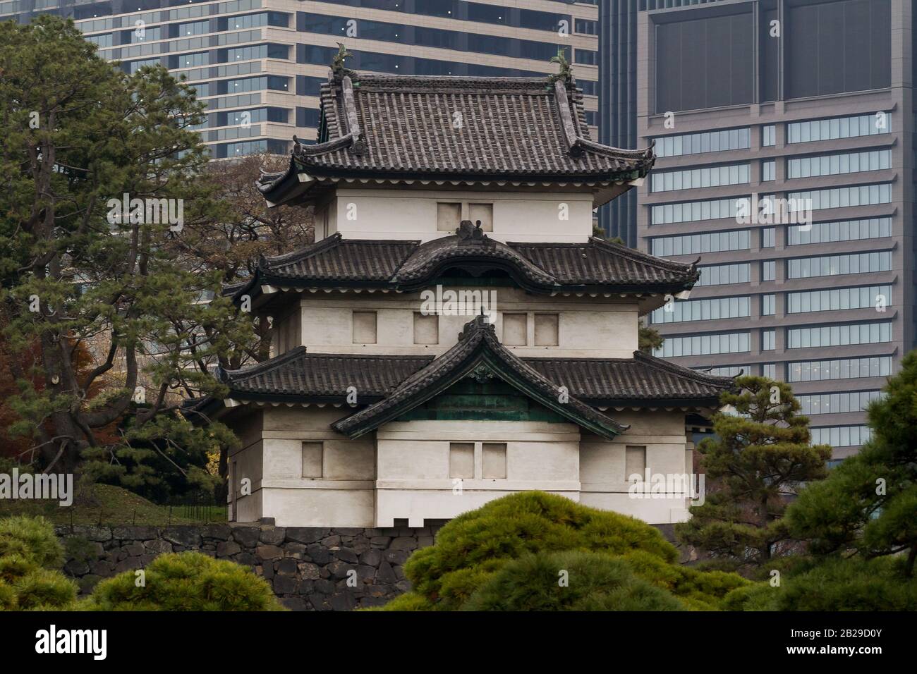 Une tour au Palais impérial en face des gratte-ciels modernes de Marunouchi, Tokyo, Japon. Banque D'Images