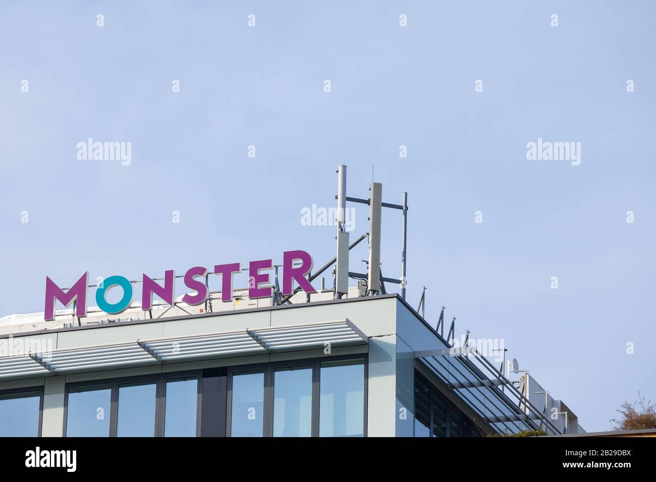 Prague, TCHÉQUIE - 1 NOVEMBRE 2019: Monster.com logo devant leur bureau  principal de Prague. Monster Worldwide est un site Web de moteur de  recherche d'emploi et un Photo Stock - Alamy