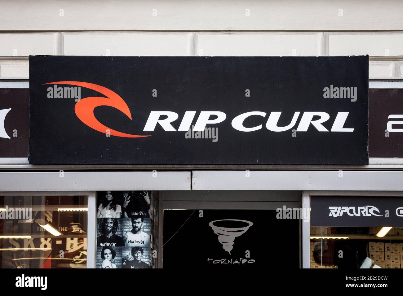 Prague, TCHÉQUIE - 1 NOVEMBRE 2019: Logo RIP Curl sur leur boutique principale de Prague, République tchèque. RIP Curl est un détaillant de mode australien spécialisé Banque D'Images