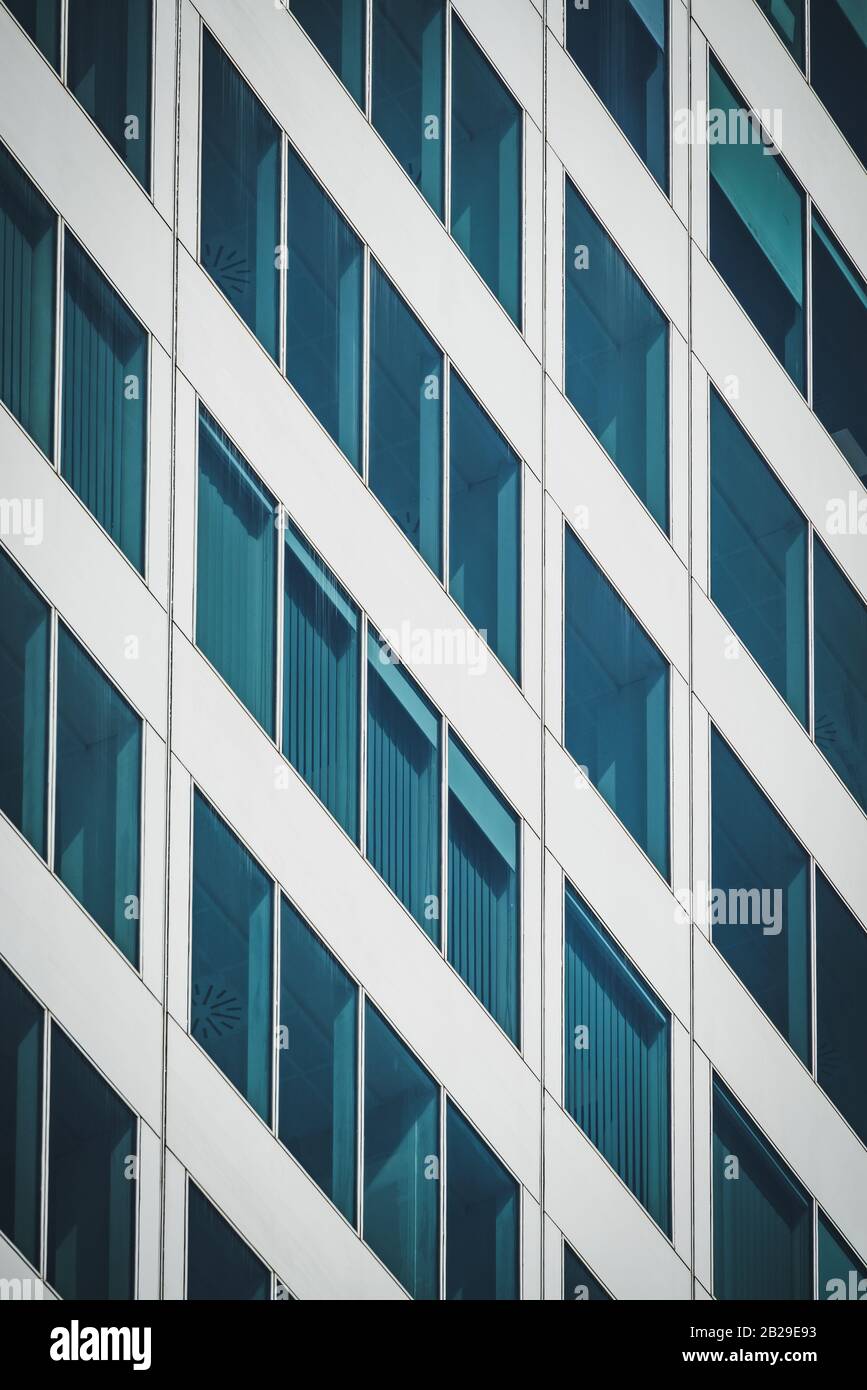 Fenêtres bleues symétriques d'un immeuble de bureaux en aluminium et en verre Banque D'Images