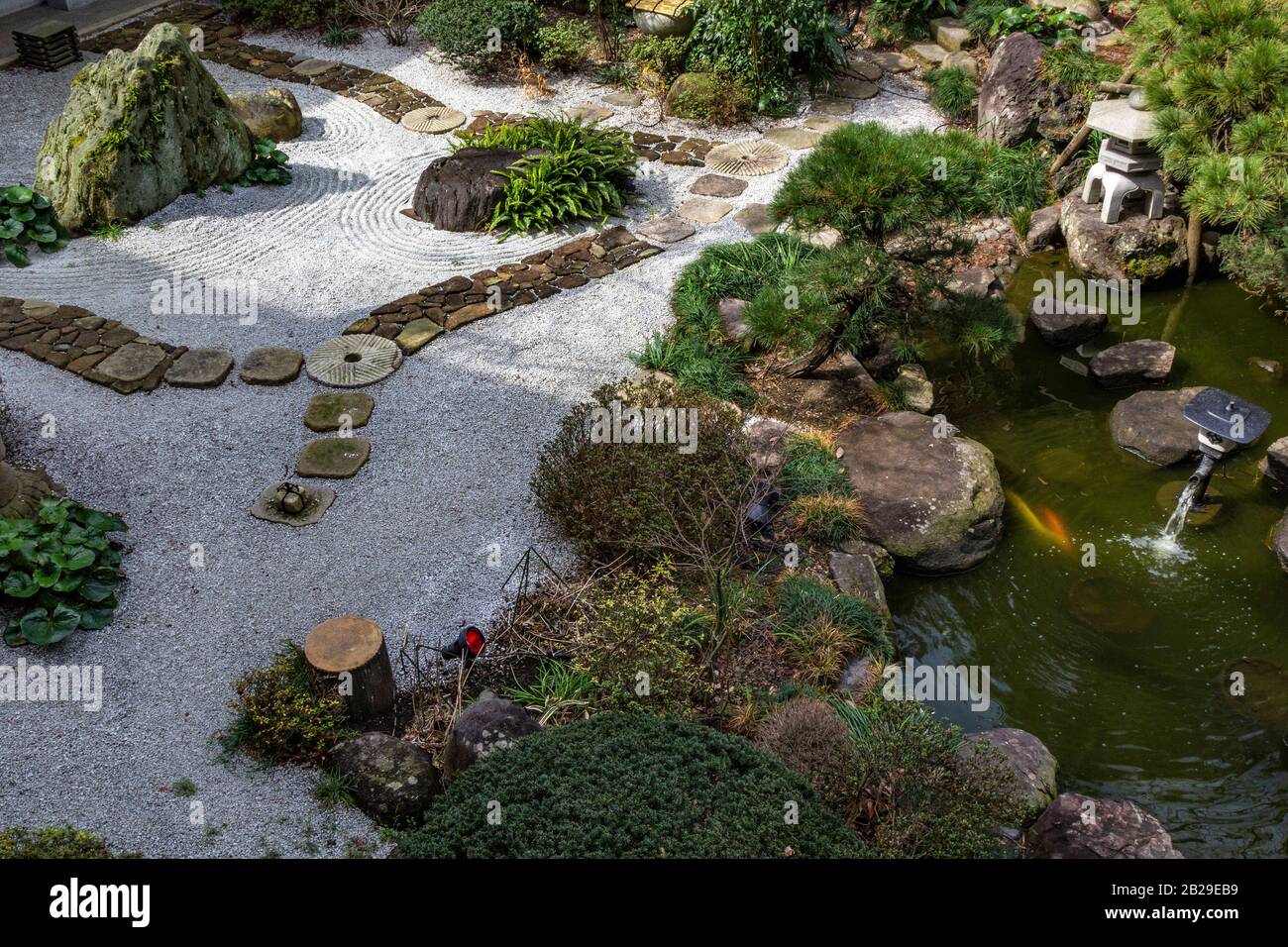 Le jardin du temple de Josei-ji est appelé jardin du chant des hérons, nommé d'après un poème d'un célèbre poète chinois Li Bai 'poisson nagez dans l'étang bleu de l'eau et le héros Banque D'Images