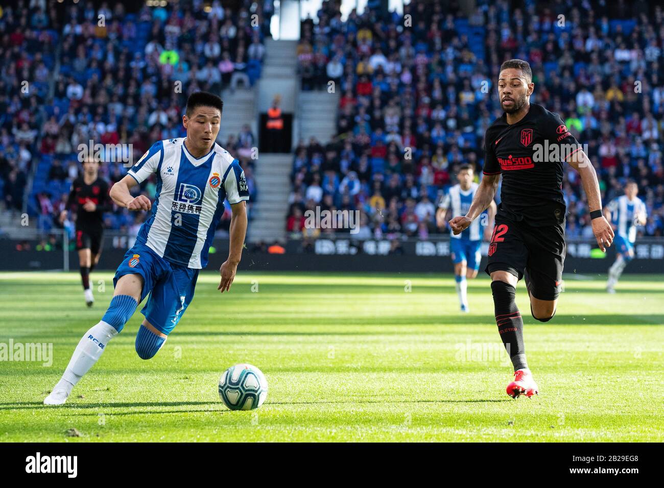 Barcelone. 1 mars 2020. Wu Lei (L) du RCD Espanyol dribbles lors d'un match de ligue espagnole entre le RCD Espanyol et l'Athletico Madrid à Barcelone, Espagne, le 1er mars 2020. Crédit: Joan Gosa/Xinhua/Alay Live News Banque D'Images