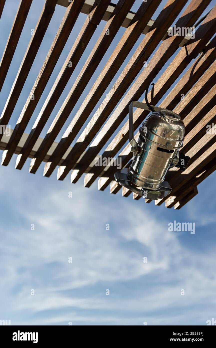 projecteur de lumière en acier inoxydable dans la galerie extérieure en pergola en bois Banque D'Images