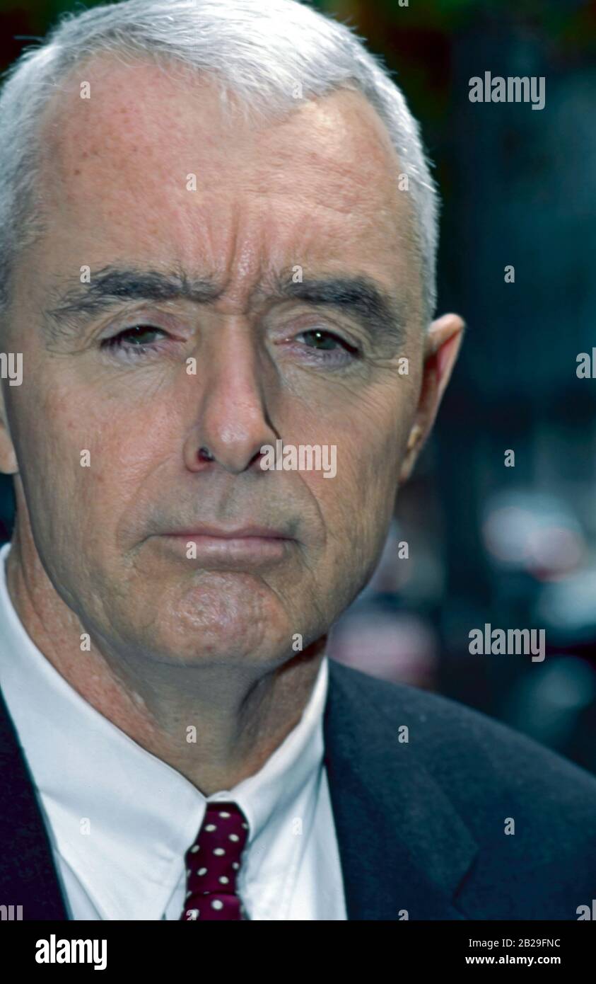 Washington DC, États-Unis, 1996Csar de drogue le général Barry McCaffrey parle avec des journalistes à l'extérieur des studios ABC après sa comparution le dimanche matin parler show Cette semaine crédit: Mark Reinstein/MediaPunch Banque D'Images