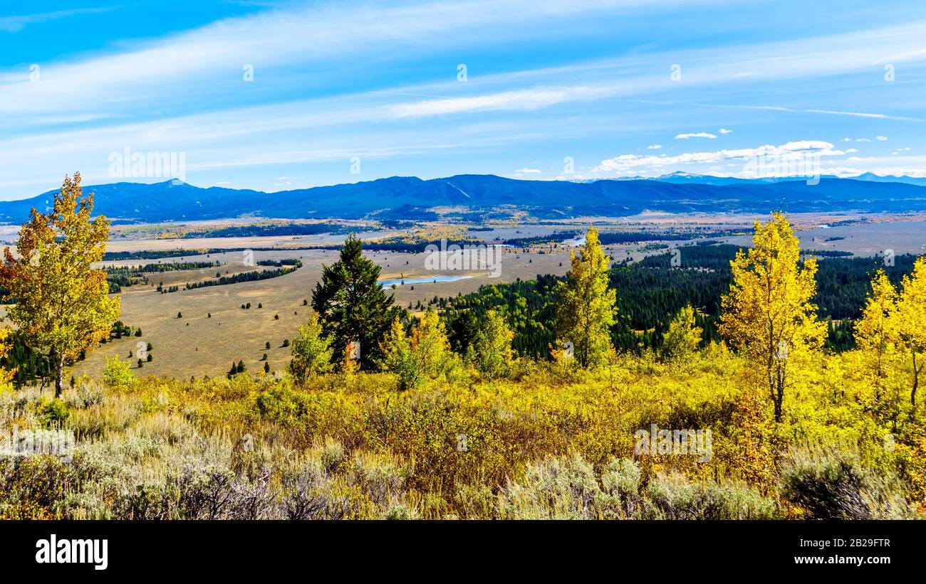 Couleurs d'automne dans la vallée de la rivière Snake vue de signal Mountain dans le parc national de Grand Teton au Wyoming, aux États-Unis Banque D'Images