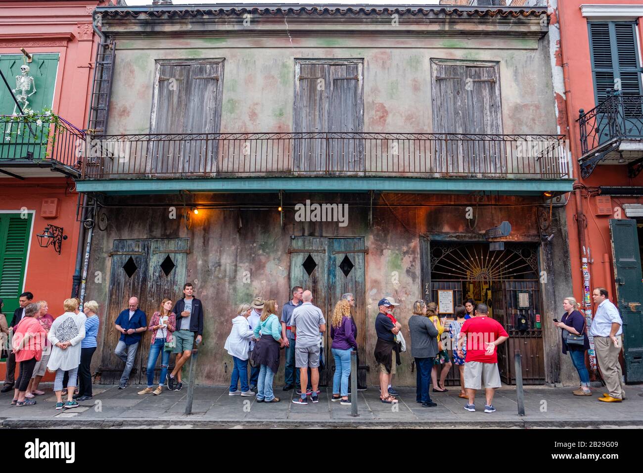 Les gens attendent en ligne à l'extérieur de Preservation Hall Jazz music venue, La Nouvelle-Orléans, Louisiane, Etats-Unis Banque D'Images