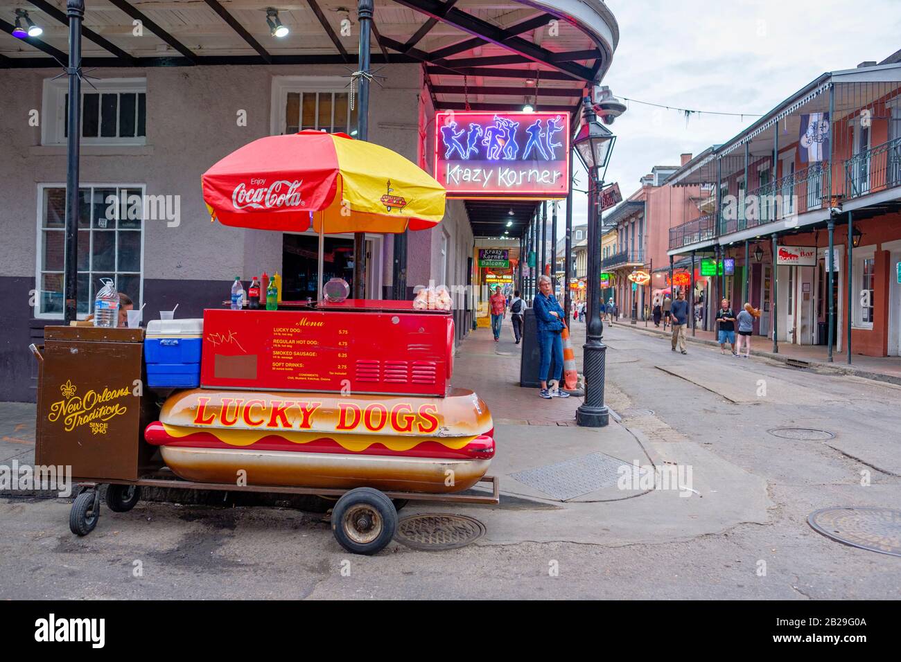 New Orleans French Quarter Bourbon Street, Street food, chariot de hot dogs Lucky Dogs et vendeur, French Quarter New Orleans, Louisiane, États-Unis Banque D'Images