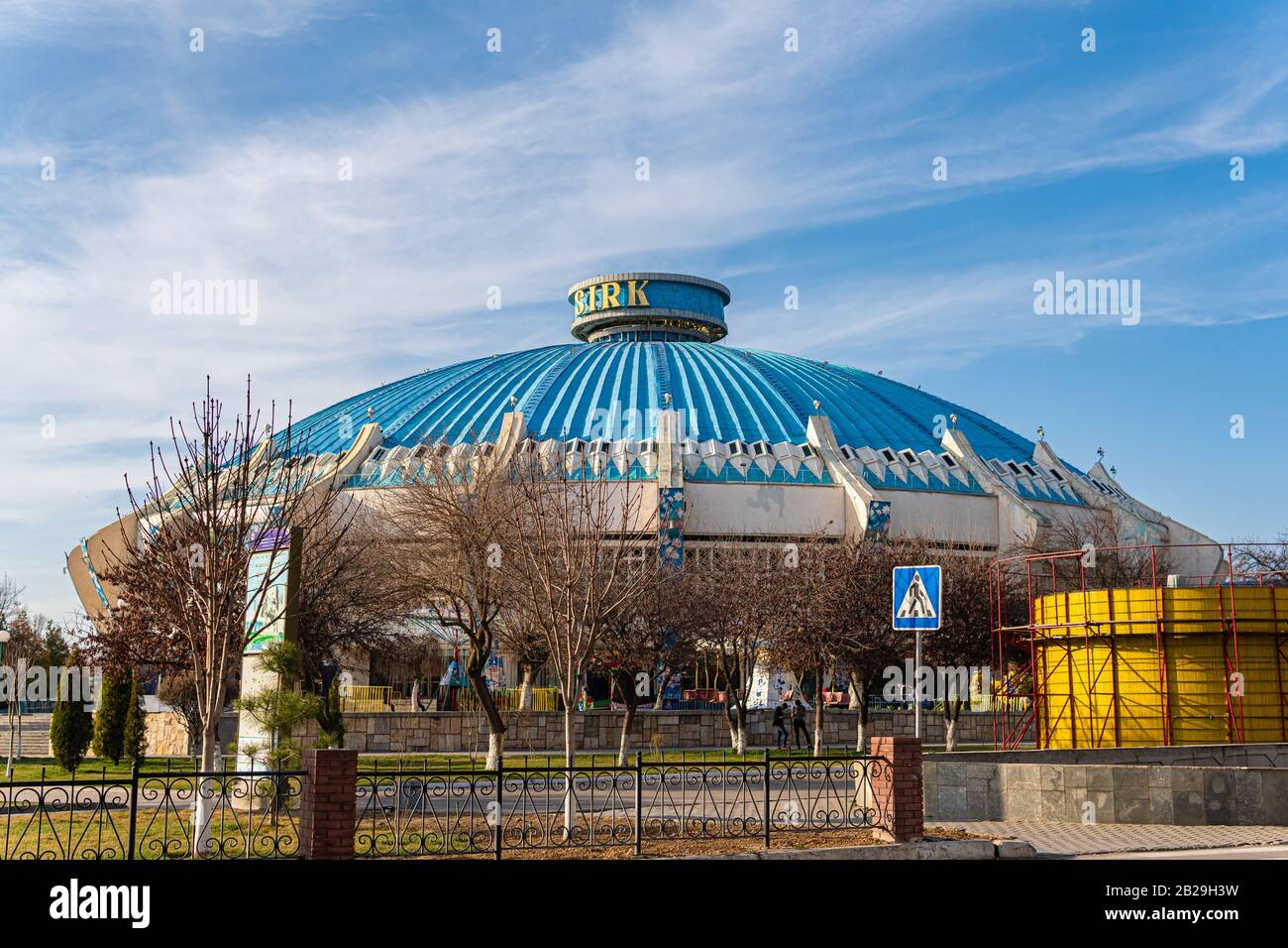 Tachkent, Ouzbékistan - 01 mars 2020: Édifice du cirque dans la capitale de l'Ouzbékistan - Tachkent, tir moyen Banque D'Images