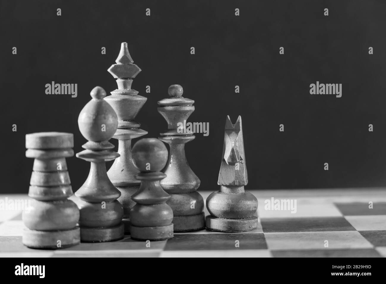 Image Des Pièces d'échecs sur le plateau pour le jeu; style noir et blanc Banque D'Images