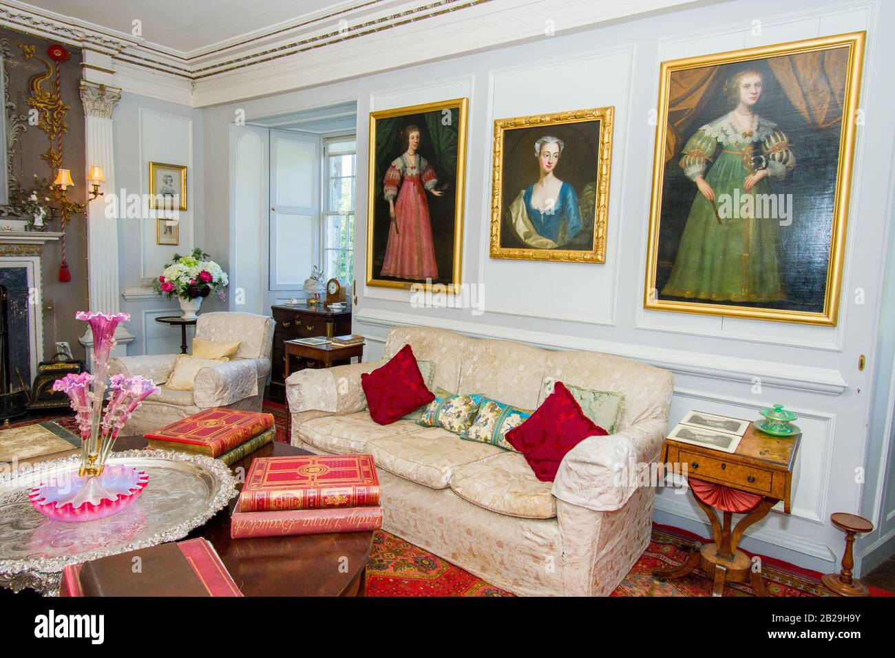 Visite de la maison historique de Traquair avec la 21ème Dame de Traquair Catherine Maxwell Stuart montrant la maison et des collections spéciales Banque D'Images