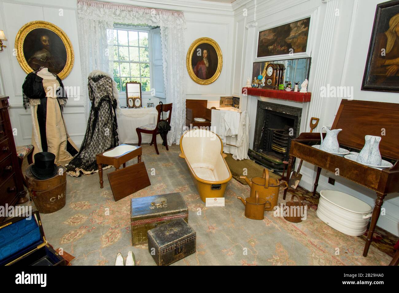 Visite de la maison historique de Traquair avec la 21ème Dame de Traquair Catherine Maxwell Stuart montrant la maison et des collections spéciales Banque D'Images