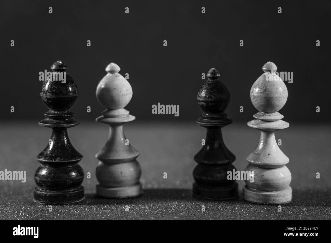 Image Des Pièces d'échecs sur le plateau pour le jeu; style noir et blanc Banque D'Images
