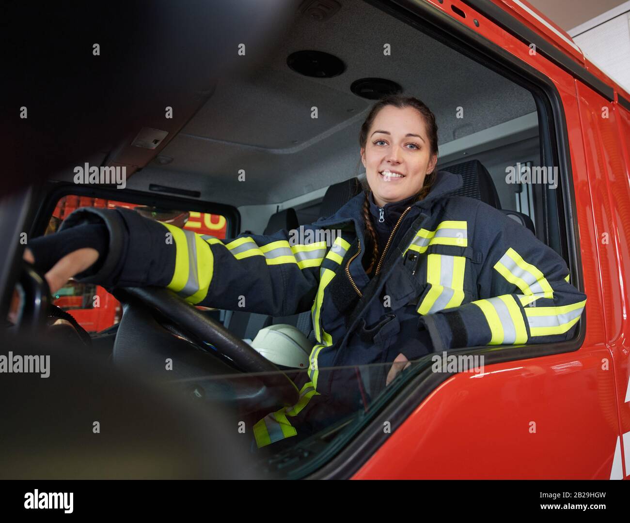 Bochum, Allemagne. 19 février 2020. Le pompier Jasmin (29 ans) est assis au  volant d'un moteur incendie. Les femmes sont l'exception dans les pompiers  professionnels en Allemagne. Selon les derniers chiffres de
