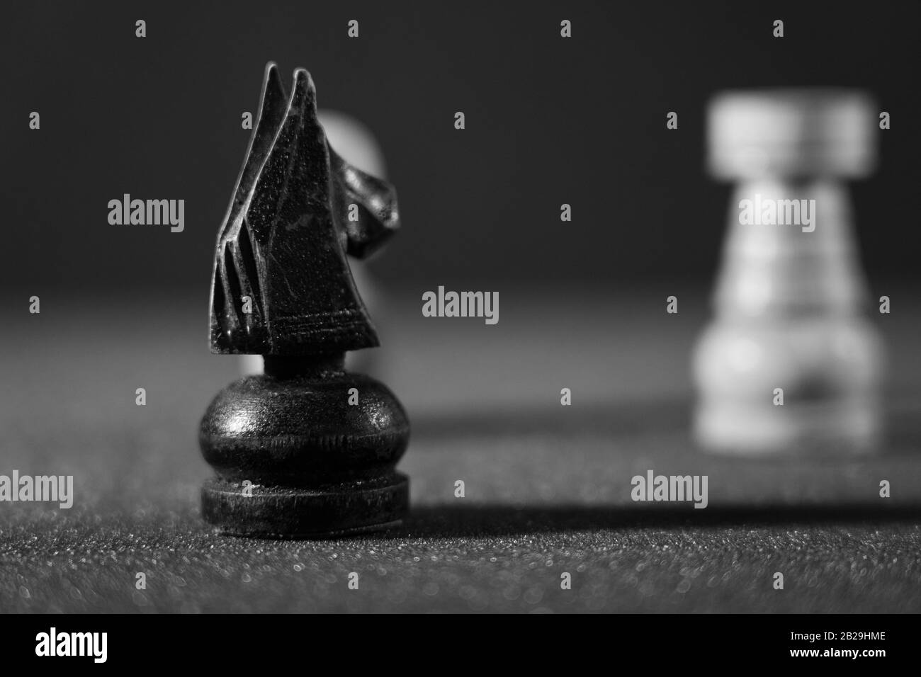 Image Des Pièces d'échecs sur le plateau pour le jeu; style noir et blanc Banque D'Images