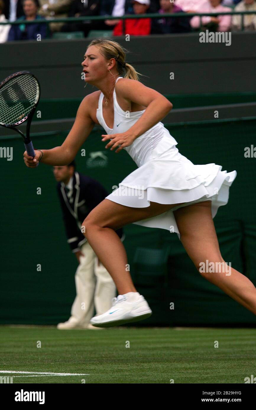 26 juin 2007 - Wimbledon, Royaume-Uni: Course Maria Sharapova pour retourner un coup contre Yung Jan Chan de Chine lors de leur match d'ouverture sur le court #1 à Wimbledon. Sharapova, qui a remporté cinq grands titres de slam et a été l'un des athlètes de messagerie les plus productifs, a annoncé sa retraite du tennis de compétition la semaine dernière. Banque D'Images