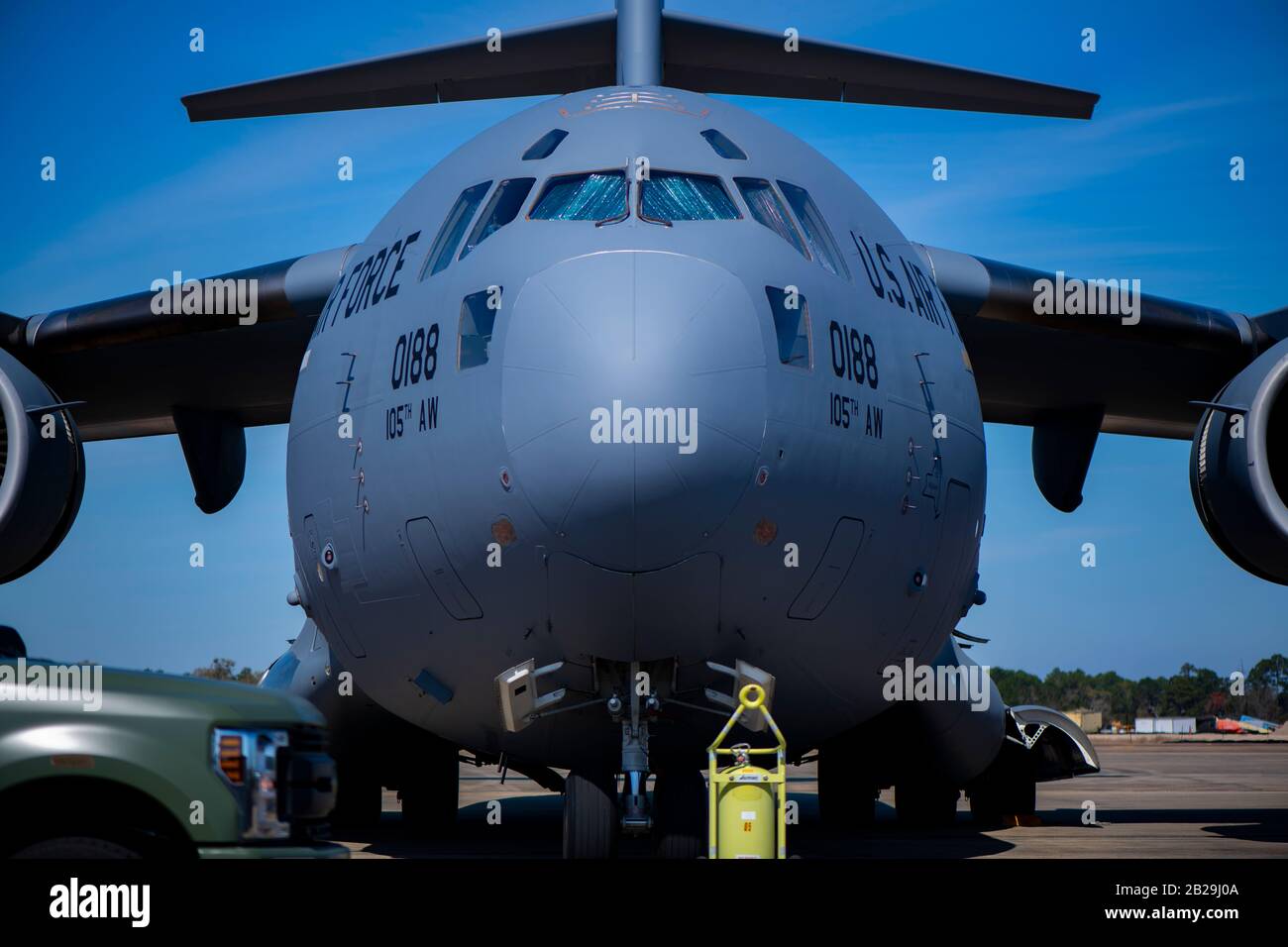 Un Globemaster de la Force aérienne des États-Unis C-17 affecté à la 105ème Escadre Air Lift, la Garde nationale aérienne de New York, est stationné sur la ligne de vol entre les missions au cours de PATRIOT South 2020 au Gulfport combat Readiness Training Center à Gulfport, dans les États-Unis, le 29 février 2020. Patriot est un exercice de formation sur l'intervention en cas de catastrophe des opérations nationales mené par les unités de la Garde nationale travaillant avec les organismes fédéraux, d'état et locaux de gestion des urgences et les premiers intervenants. (ÉTATS-UNIS Photo de la Garde nationale aérienne par le Sgt technique. L. Roland Sturm) Banque D'Images