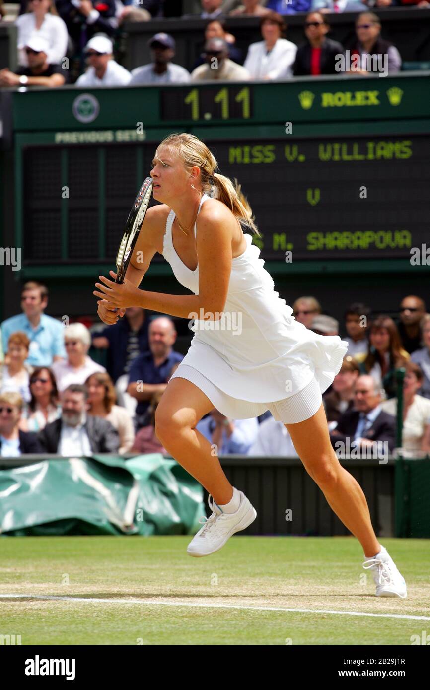 26 juin 2007 - Wimbledon, Royaume-Uni: Course Maria Sharapova pour retourner un coup contre venus Williams, lors de leur quatrième match à Wimbledon. Sharapova, qui a remporté cinq grands titres de slam et a été l'un des athlètes de messagerie les plus productifs, a annoncé sa retraite du tennis de compétition la semaine dernière. Banque D'Images