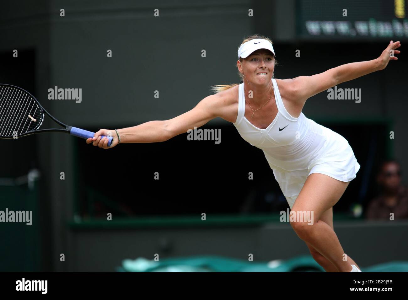 24 juin 2010 : Wimbledon, Royaume-Uni : Maria Sharapova en action lors de son second match contre Joana Raluca Olaru, de Roumanie, lors des championnats de Wimbledon de 2010 Banque D'Images