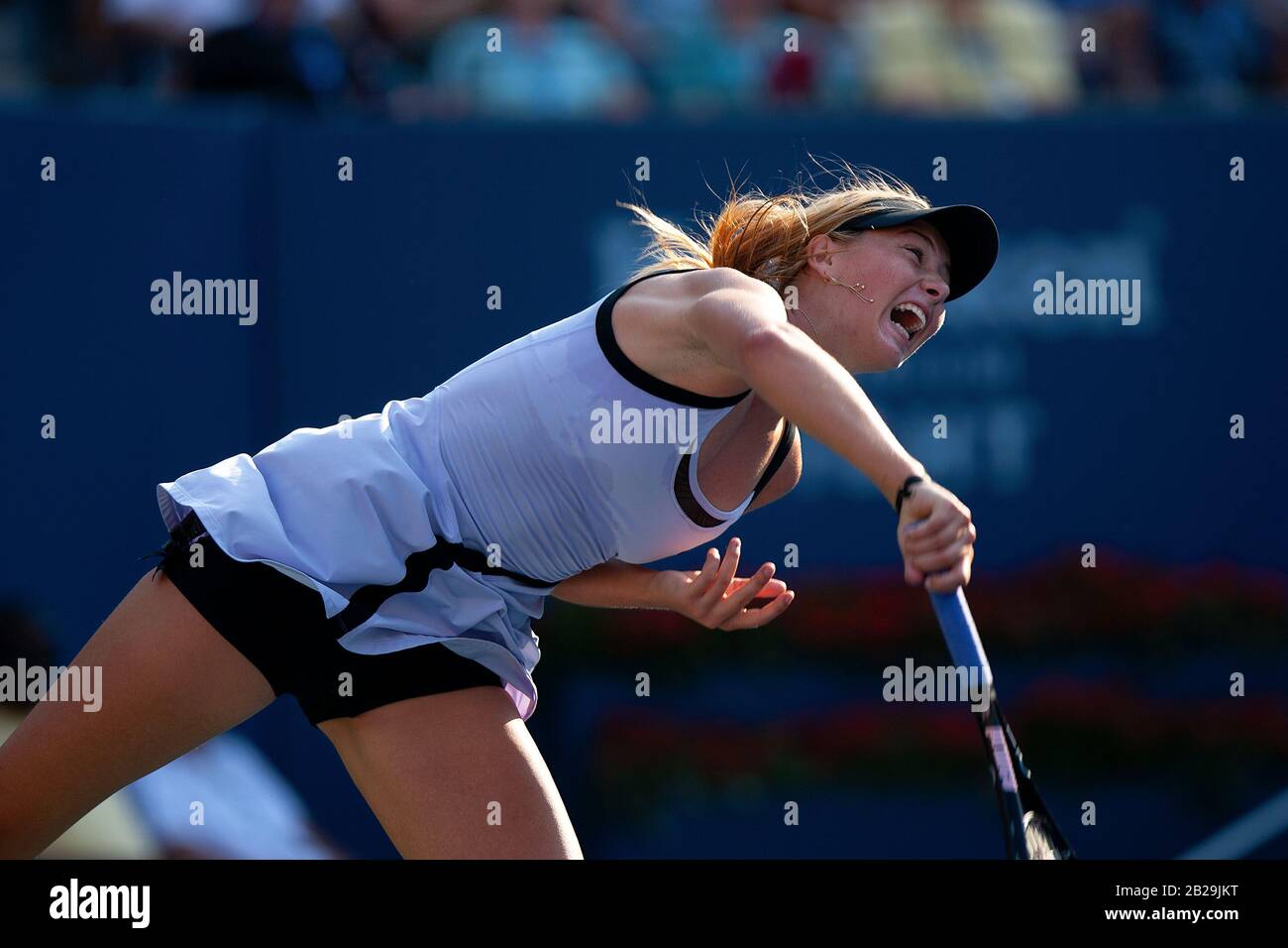 Maria Sharapova en action lors de sa victoire de 2006 à Flushing Meadows, New York. Elle est montrée ici dans son match semi-final contre Amelie Mauresmo. Sharapova, une grande championne du slam à cinq fois, et l'une des athlètes féminines les plus méritantes, a annoncé sa retraite du tennis de compétition cette semaine. Banque D'Images