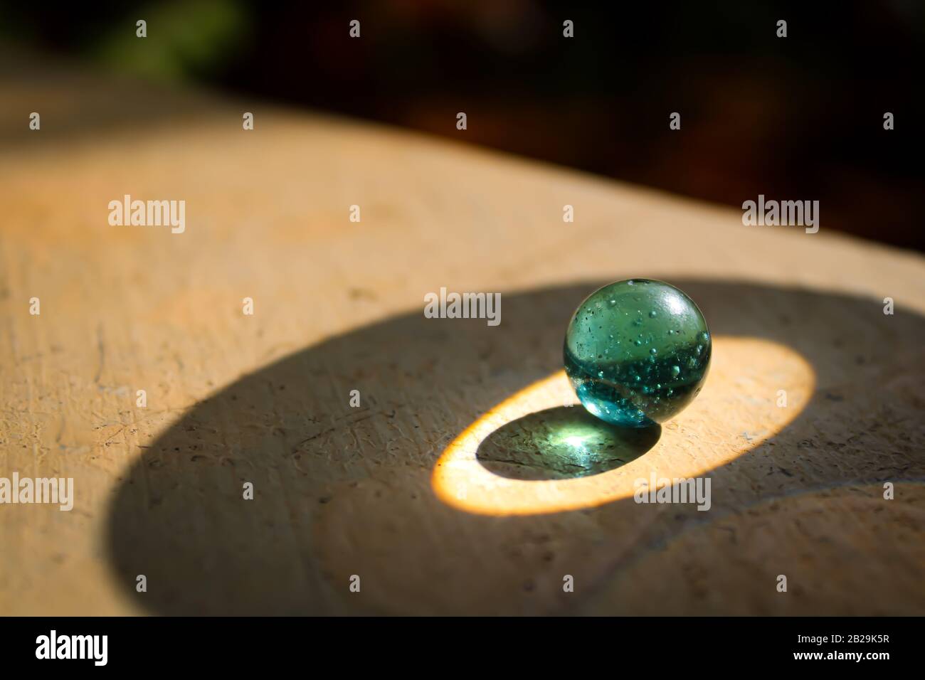 Un verre transparent avec des marbres verts sur le dessus du mur avec un bon fond flou avec un concept créatif et un espace de zone de texte Banque D'Images