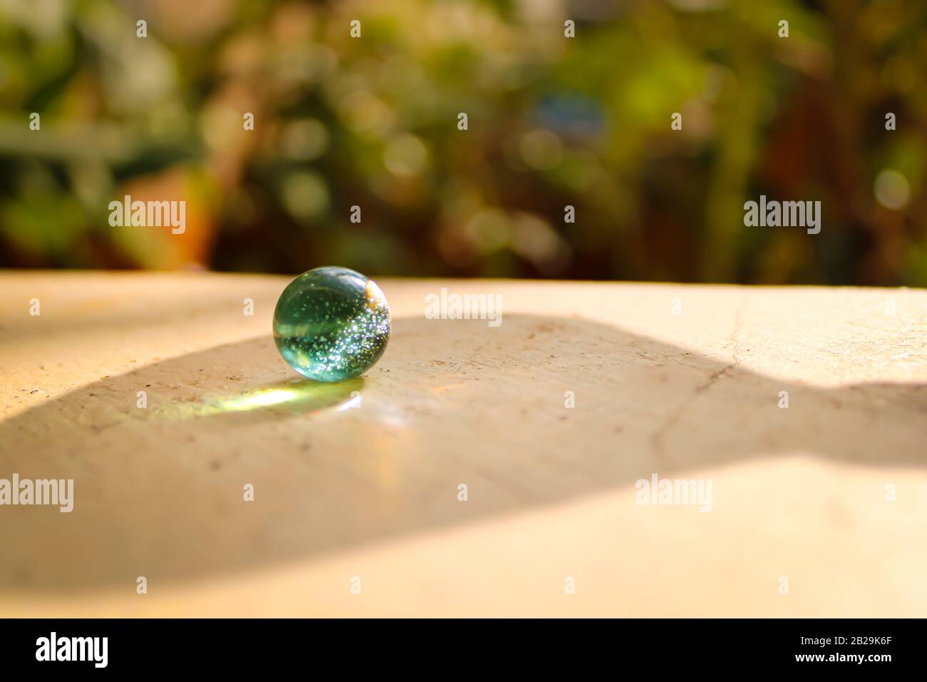 Un verre transparent avec des marbres verts sur le dessus du mur avec un bon fond flou avec un concept créatif et un espace de zone de texte Banque D'Images