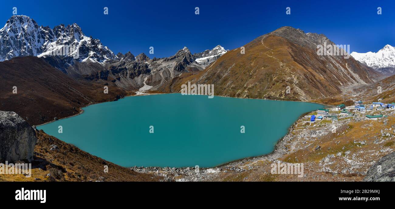 Lac de Gokyo entouré de montagnes enneigées de l'Himalaya au Népal Banque D'Images