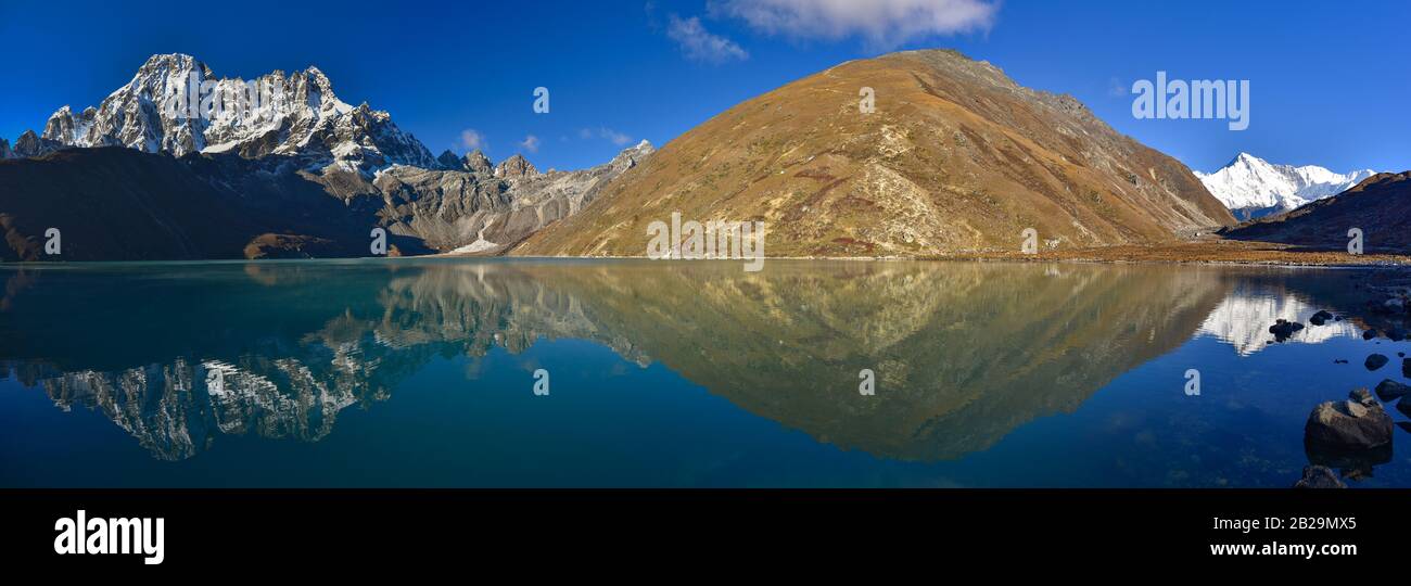 Lac de Gokyo entouré de montagnes enneigées de l'Himalaya au Népal Banque D'Images