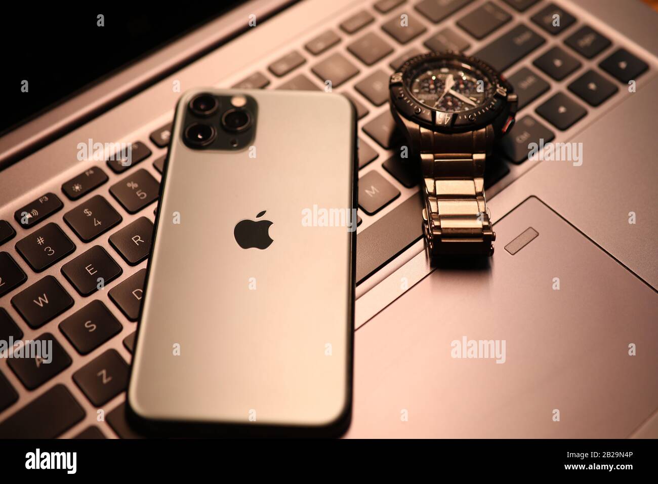 Iphone Apple pro sur clavier d'ordinateur portable Banque D'Images