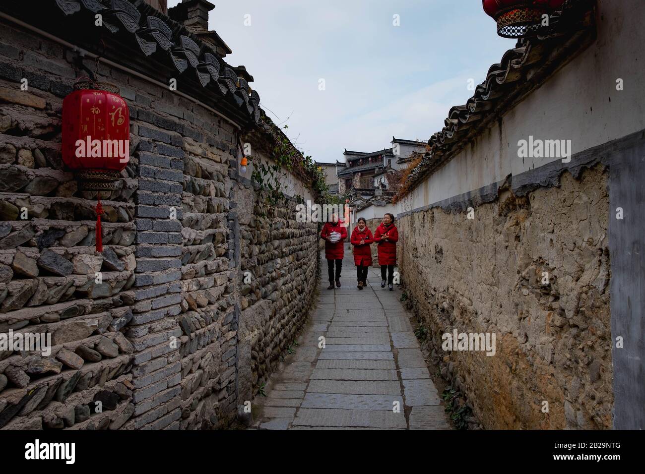 Hongcun, ANHUI/CHINE - 14 JANVIER 2020: L'employé peu spécifique travaillant dans l'ancien village de Hongcun est l'un des patrimoine mondial De L'Unesco de la Chine. Banque D'Images