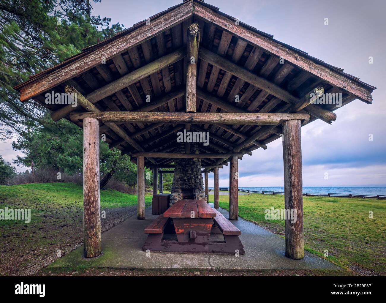 Cabane barbecue avec table de pique-nique le long de l'océan Banque D'Images Cabane barbecue avec table de pique-nique le long de l'océan Banque D'Images