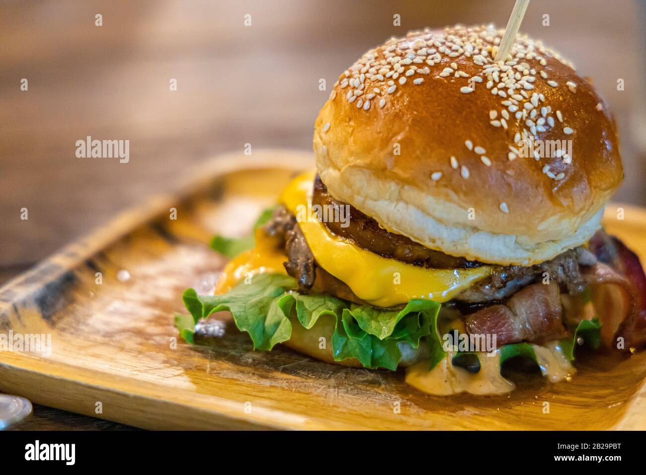 Gros plan de bœuf hamberger sur la plaque en bois. Banque D'Images