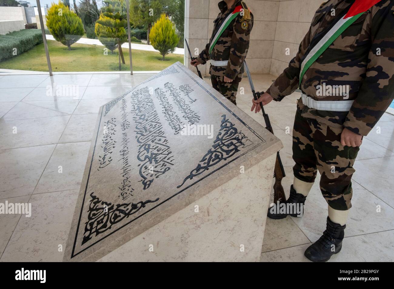 Honorez les gardes au mausolée de Yasser Arafat à Ramallah, en Palestine. Banque D'Images