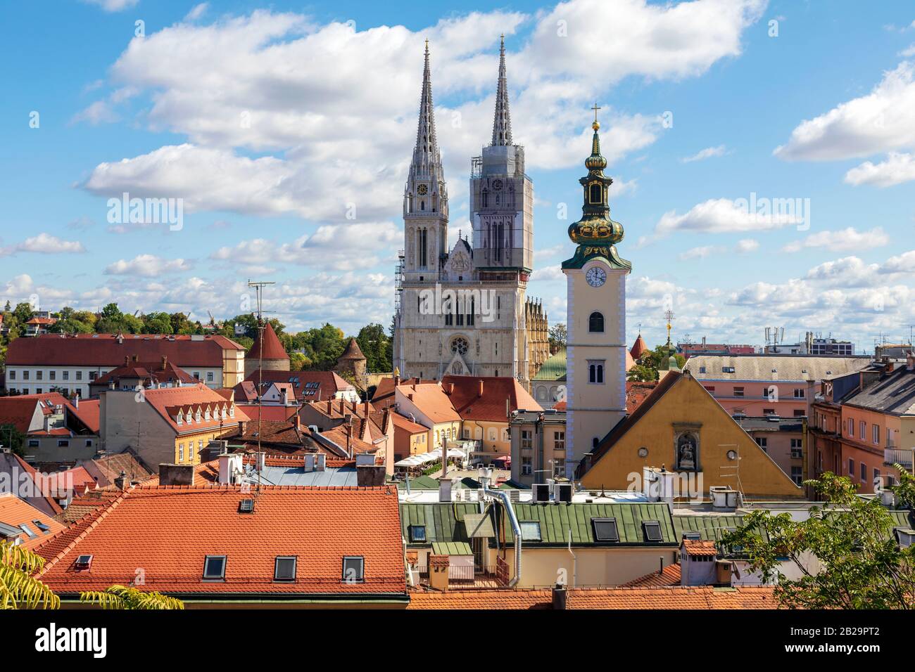 Vue sur la ville historique de Zagreb avec toits et tours de cathédrale lors d'une belle journée ensoleillée. Image Banque D'Images