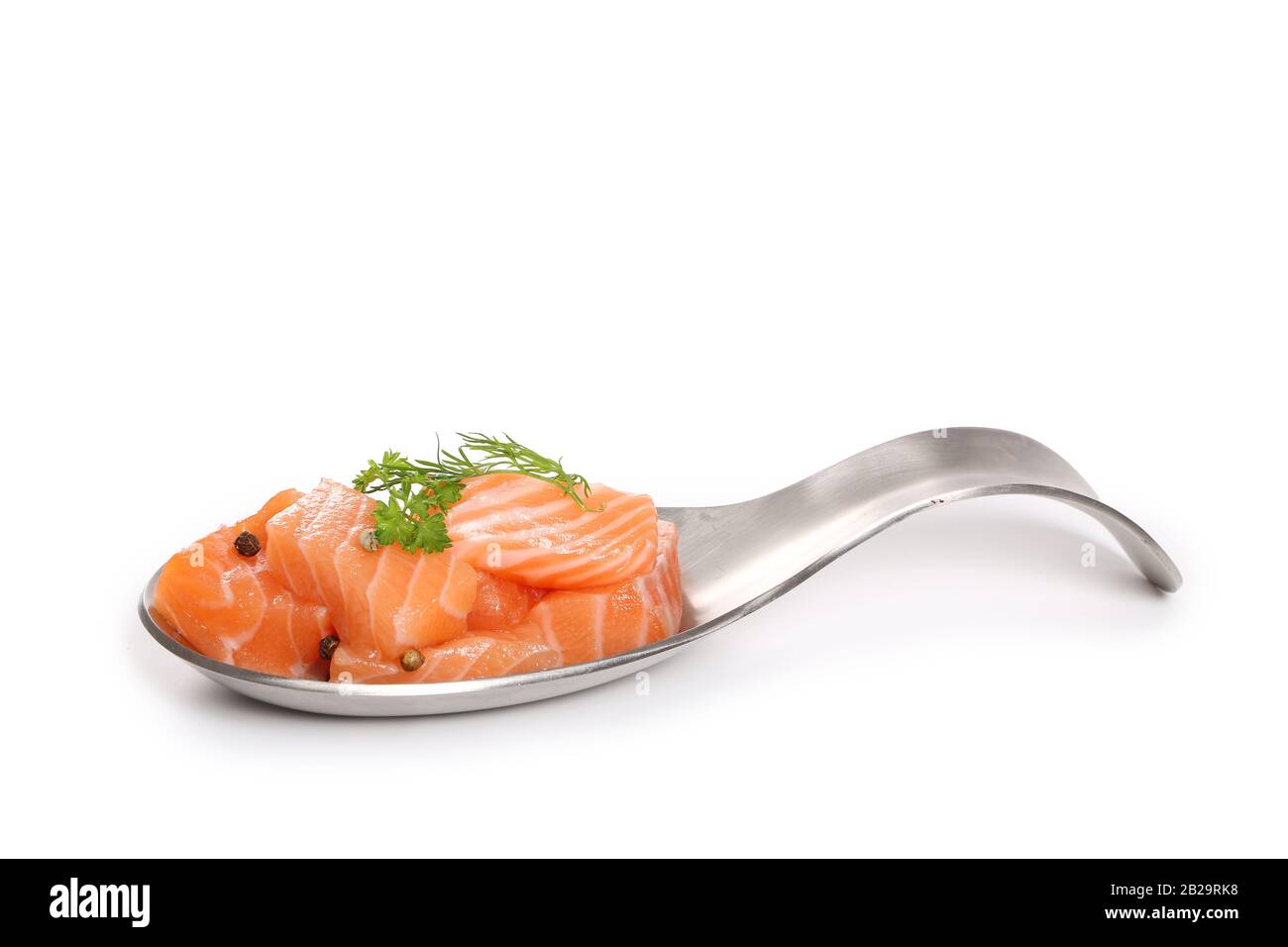 filet de saumon cru sur fond blanc, poisson cru, poivre et elle aromatique Banque D'Images